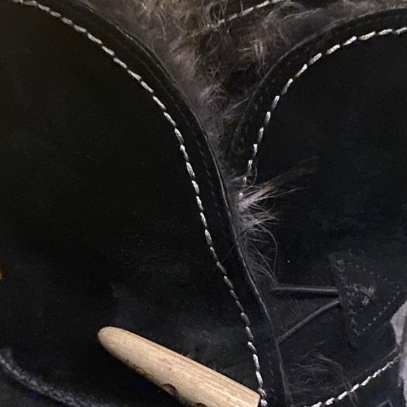 Fluffy top UGGS sz 7 great condition - Picture 2 of 3